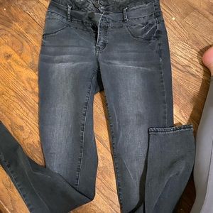 Black high waisted jeans!